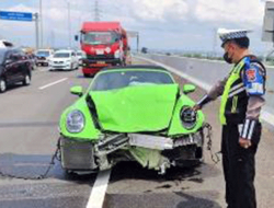 Kecelakaan di Tol, Mobil Mahal Ini Ditahan di Satlantas Sidoarjo, Ini Alasannya