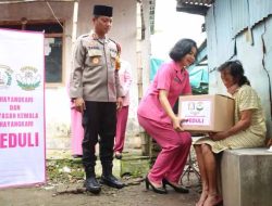 Polisi dan Bhayangkari Blusukan ke Eks Lokalisasi Kota Mojokerto Berbagi Paket Sembako