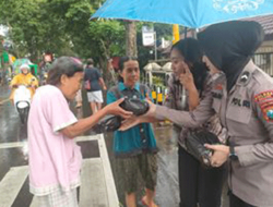 Keseruan Polwan Cantik di Malang Berbagi Ratusan Bungkus Takjil