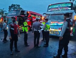 Polsek Denpasar Utara Bagikan Takjil di Jalan Kapolsek Wujud Kepedulian dan Kebersamaan dengan Masyarakat