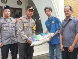 Polres Jombang Salurkan Zakat Fitrah Kepada Duafa dan Difabel