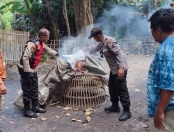 Polsek Balongbendo membakar peralatan yang dipakai saat berjudi sabung ayam di Desa Seketi