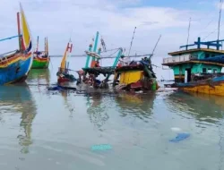 Nelayan di Tempat Pelelangan Ikan (TPI) Palang, Tuban Berduka