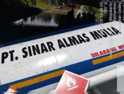 Truk tengki biru putih nopol L 8273 NH Muatan BBM Solar 8.000 liter Kecelakaan maut jatuh dari Tol