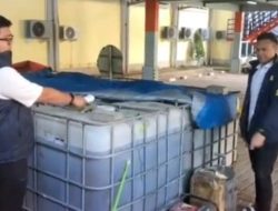 Pelaku Penimbunan BBM Solar Subsidi dan barang bukti (BB) 8.000 Liter diamankan Polres Gresik